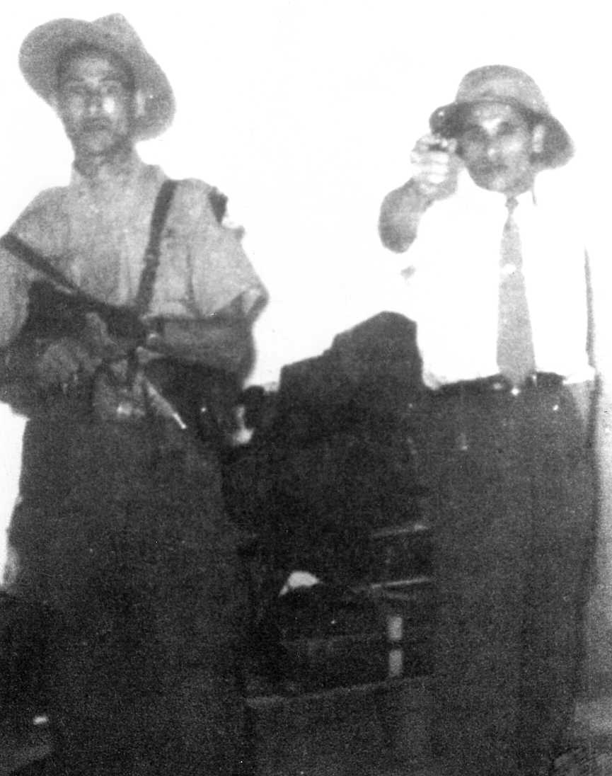 عقب اللّيل وهو مدجج بالسلاح بجانبه الفدائي محمد بن بختي، المدعو "مامي" وقد استشهد عام 1957 والصورة بمدينة تلمسان عام 1956